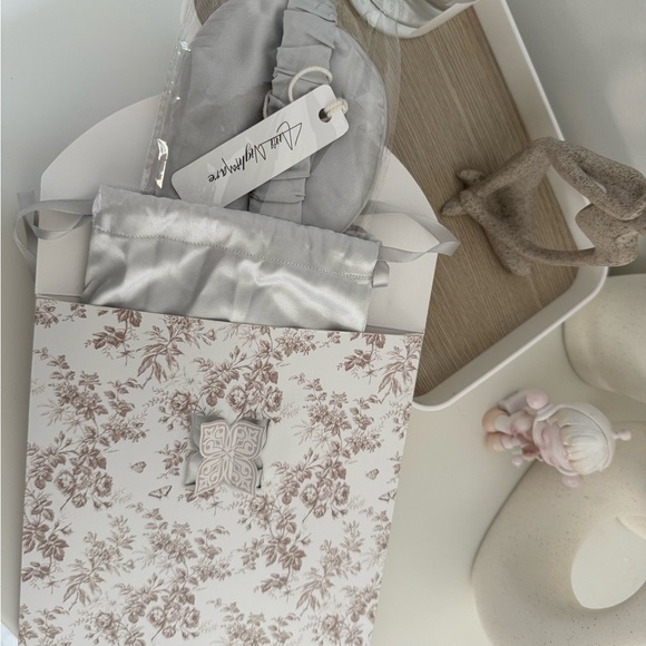 Luxurious White Silk Sleep Mask - Picture 7 of 10